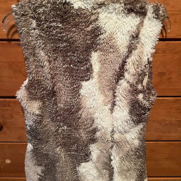 Cabi Aspen Faux Fur Vest Cabincore Size M - Picture 3 of 4